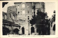 CPA Montmajour Cour du Cloitre et Abbaye du XVIII siecle 