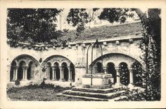 CPA Montmajour Cour du Cloitre le Puits 