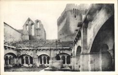 CPA Montmajour Cour du Cloitre Clocher XIV siecle et Tour XIII siecle 