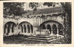 CPA Montmajour Cour du Cloitre le Puits 