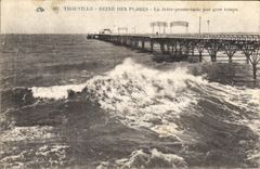 CPA Trouville Reine des Plages la Jetee Promenade par gros temps 