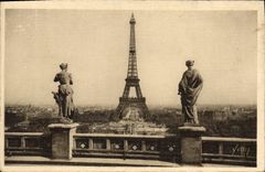 CPA Paris en Flanant La Tour Eiffel vue des Terrasses du Trocadero 