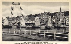 CPA Deauville La Plage Fleurie Vue sur Trouville et l'Eglise Notre Dame des Victoires Bateaux