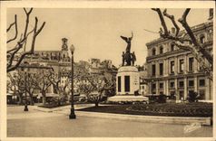 CPA Cannes L'Hotel de Ville et le Monument aux Morts 