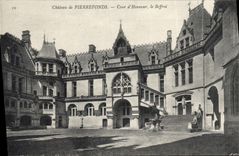 CPA Chateau de Pierrefonds Cour d'Honneur le Beffroi 
