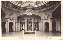 CPA Vichy Le Grand Casino Le Hall de l'Arlequin 
