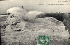 CPA Le Treport La Jetee un Jour de Tempete Phare