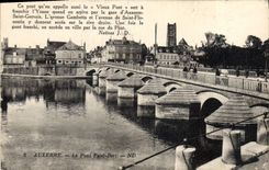CPA Auxerre le Pont Paul Bert ce pont qu'on apelle aussi le Vieux Pont sert a Franchire l'Yonne quan