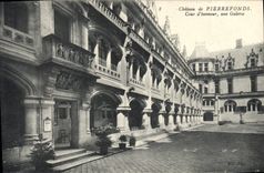 CPA Chateau de Pierrefonds Cour d'Honneur une Galerie 