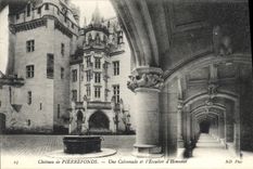 CPA Chateau de Pierrefonds une Colonnade et l'Escalier d'Honneur 
