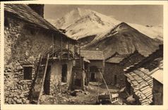 CPA Les Alpes Vieilles Maisons du Village de Ventelon Pres des Terrasses dans le Fond les 3 Eveches 