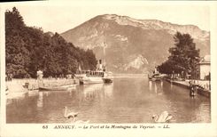 CPA Annecy Le Port et le Montagne de Veyrier 