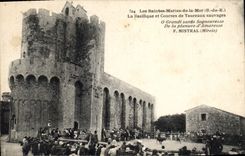 CPA Les Saintes Maries de la Mer B du R La Basilique et Courses de Taureaux sauvages Corrida