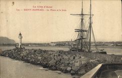 CPA La Cote d'Azur Saint Raphael Le Phare et la jetee Bateaux