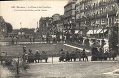 CPA Rennes La Place de la Republique et les nouveaux Jardin sur la Vilaine 
