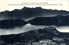 CPA Dauphine Massif des Rousses Le Lac noir des Petites Rousses et au loin la chaine de Belledonne 