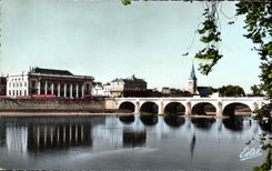 CPM Saumur le Theatre et le Pont sur la Loire 
