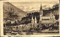 CPA Lourdes la Basilique et les Pyrenees 