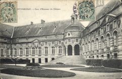 CPA Saint Fargeau Cour d'Honneur du Chateau 