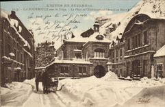 CPA L'Hiver en Auvergne la Bourboule sous la Neige la place et l'Etablissement Choussy en Hiver 