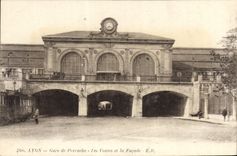 CPA Lyon Gare de Perrache Les Voutes et la Facade 