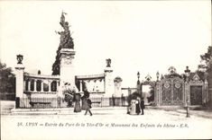 CPA Lyon Entree du Parc de la Tete d'Or et Monument des Enfants du Rhone 