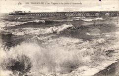 CPA Trouville Les Vagues a la Jetee Promenade 