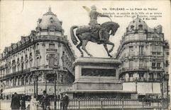 CPA Orleans La Place du Martroi Place principale et centrale de la Ville ou se Trouve la Statue de J