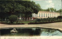 CPA Versailles Le Grand Trianon Vue dans le Parc 