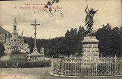 CPA Les Hautes Pyrenees Lourdes L'Esplanade de Basilique 