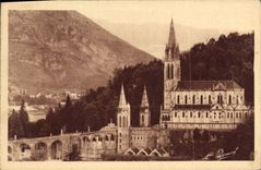 CPA Lourdes La Basilique vue de Cote 