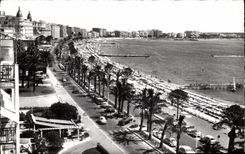CPA La Cote d'Azur Cannes Le Boulevard de la Croisette avec le Carlton le Miramar Le Martinez et les
