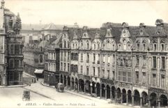CPA Arras Vieilles Maisons Petite Place 