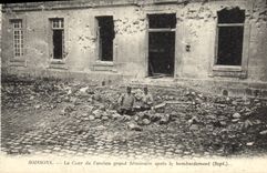 CPA Soissons La Cour de l'ancien grand Seminaire apres le bombardement Sept Militaria
