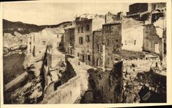 CPA Les Baux les Remparts a gauche le Vallon de la Fontaine en dessous des Remparts la Voie Romaine 