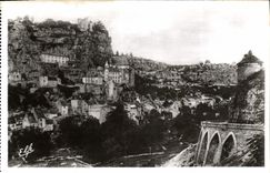 CPA Pyrlnees Ocean Rocamadour la Ville vue de la Route de Cahors et le Plageonnier 