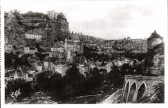 CPA Pyrlnees Ocean Rocamadour la Ville vue de la Route de Cahors et le Pigeonnier 