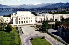 CPA Geneve Le Palais des Nations Unies et le Mont Blanc 