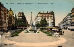 CPA Lyon La Place de la Republique Le Monument Carnot 