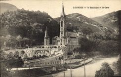 CPA Lourdes La Basilique et le Gave 