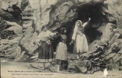 CPA Notre Dame de Lourdes au Theatre de la Passion Enfants Bernadette raconte l'apparition a ses com
