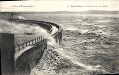 CPA Cote d'Emeraude Saint Malo Le Mole un jour de tempete 
