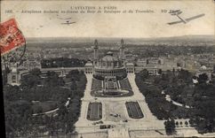 CPA L'Aviation a Paris Aeroplanes evoluant au dessus du Bois de Boulogne et du Trocadero Avion