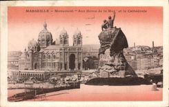 CPA Marseille Monument Aux Heros dela Mer et la Cathedrale 