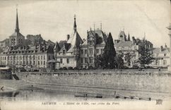 CPA Saumur L'Hotel de Ville vue prise du Pont 
