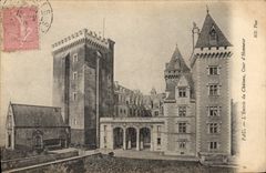 CPA Pau L'Entree du Chateau Cour d'Honneur 