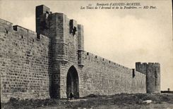 CPA Remparts d'Aigues Mortes Les Tours de l'Arsenal et de la Poudriere 