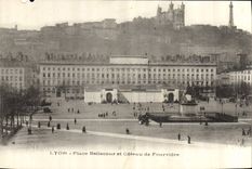 CPA Lyon Place Bellecour et Coteau de Fourviere 