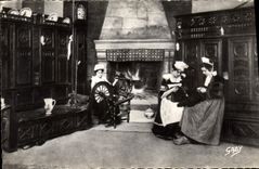 CPA Autour des Lits Clos Bretons Les Heures paisibles de la Veillee Folklore