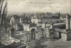 CPA Anet Le Portail du Chateau vu de la Cour 